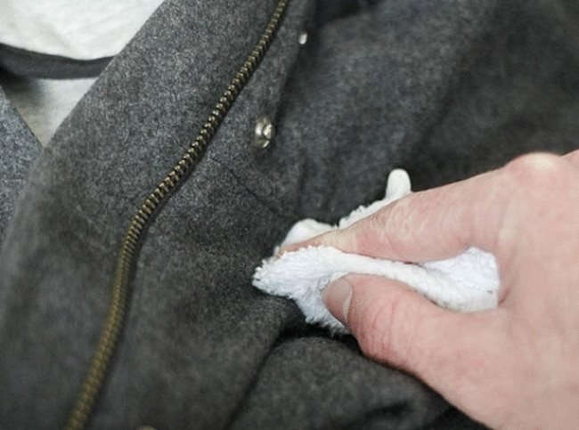 Чистим  драповое пальто в домашних условиях